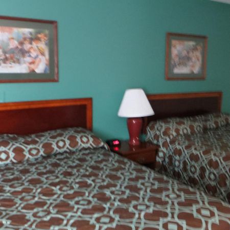 Super 8 By Wyndham Hudson Hotel Room photo