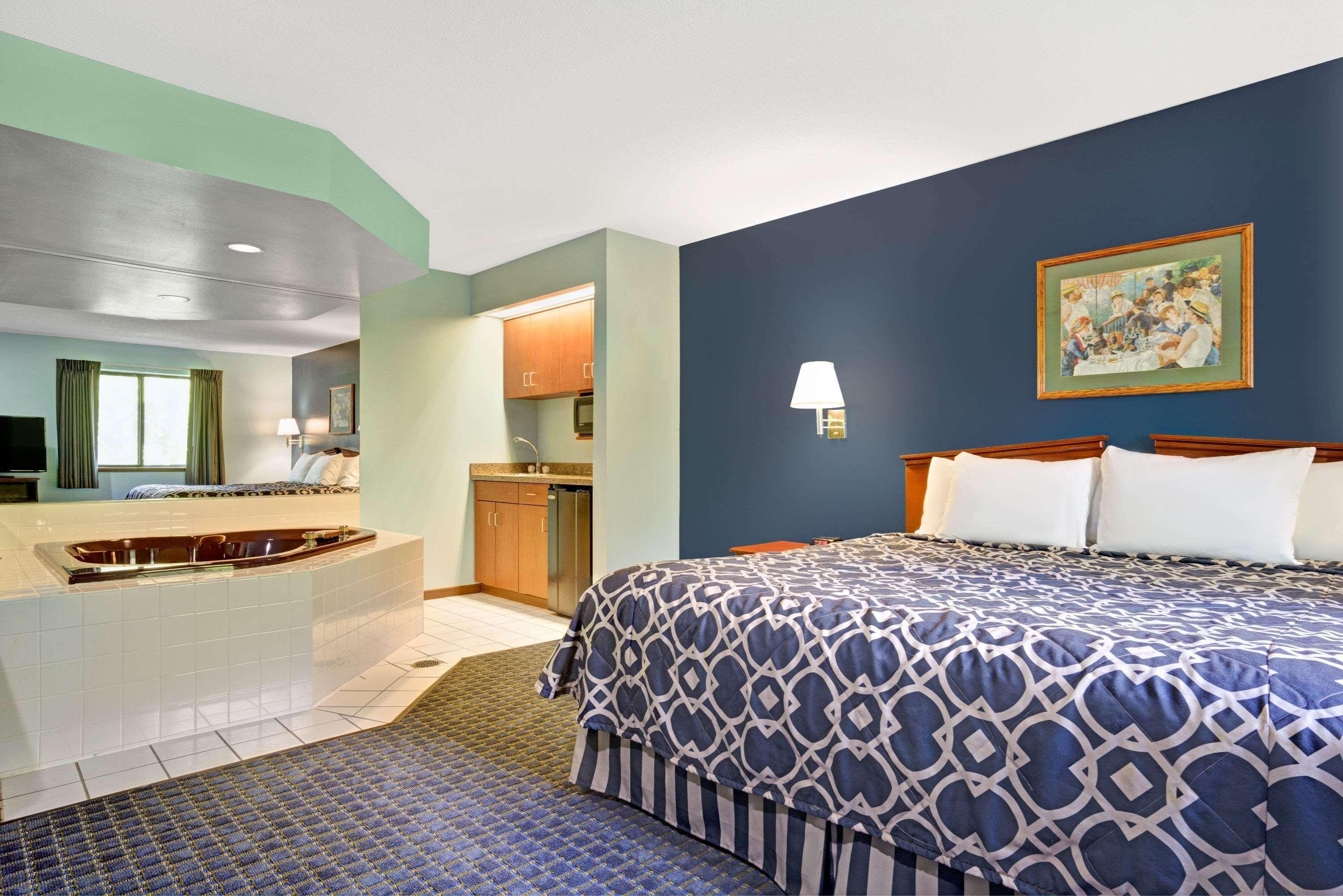 Super 8 By Wyndham Hudson Hotel Exterior photo