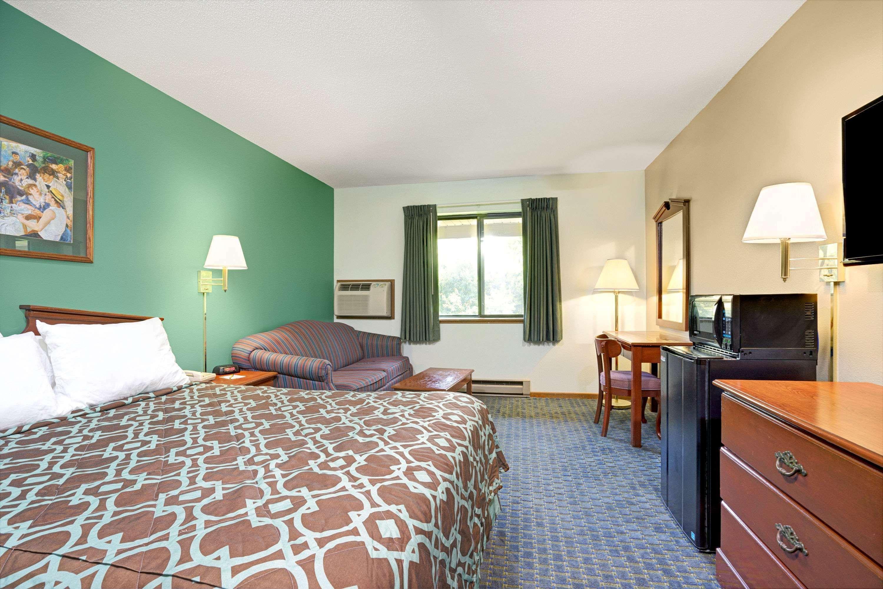 Super 8 By Wyndham Hudson Hotel Exterior photo
