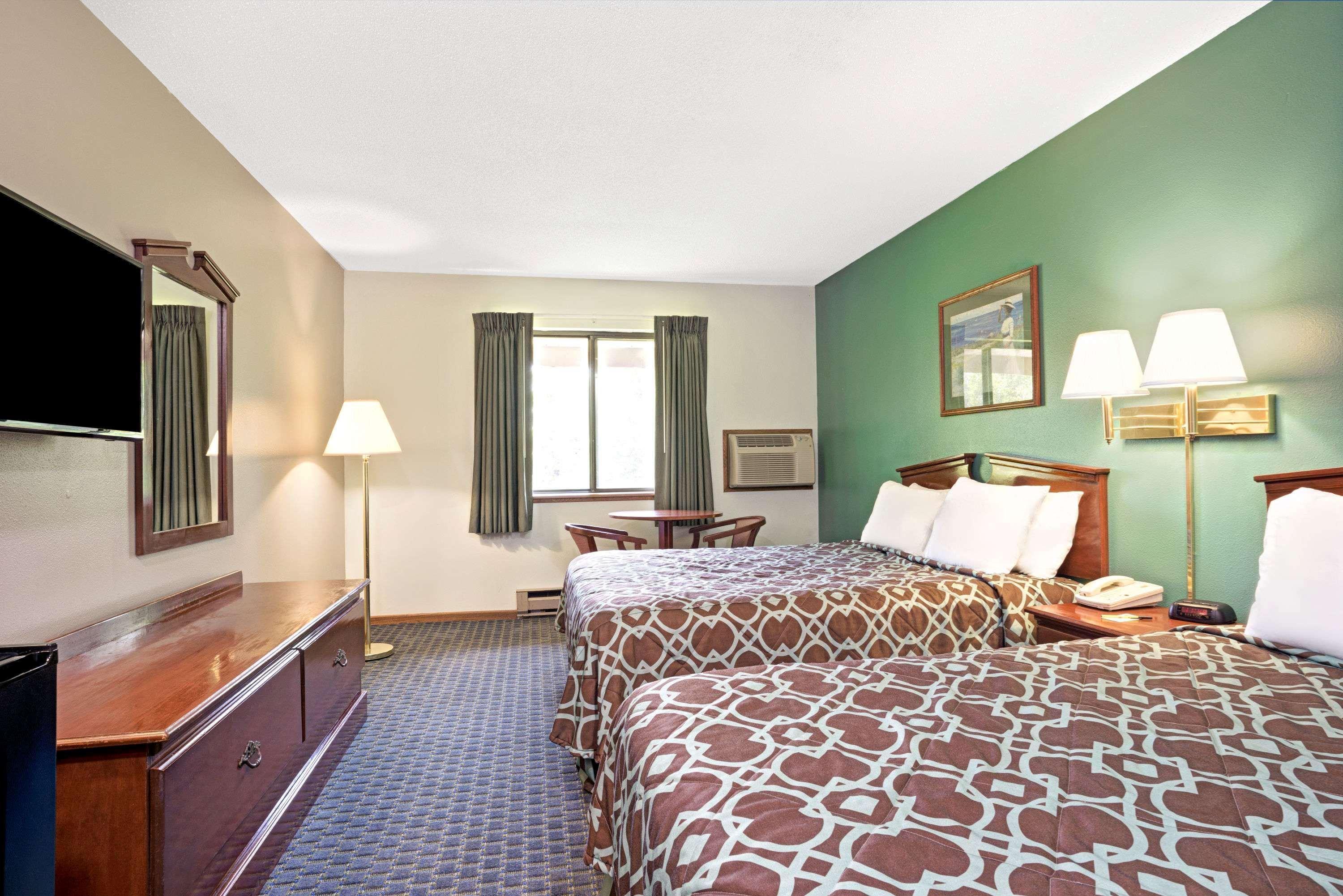 Super 8 By Wyndham Hudson Hotel Exterior photo