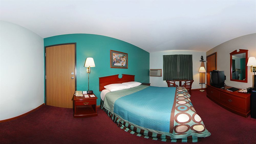 Super 8 By Wyndham Hudson Hotel Exterior photo