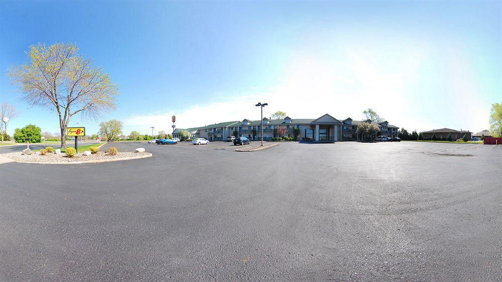 Super 8 By Wyndham Hudson Hotel Exterior photo